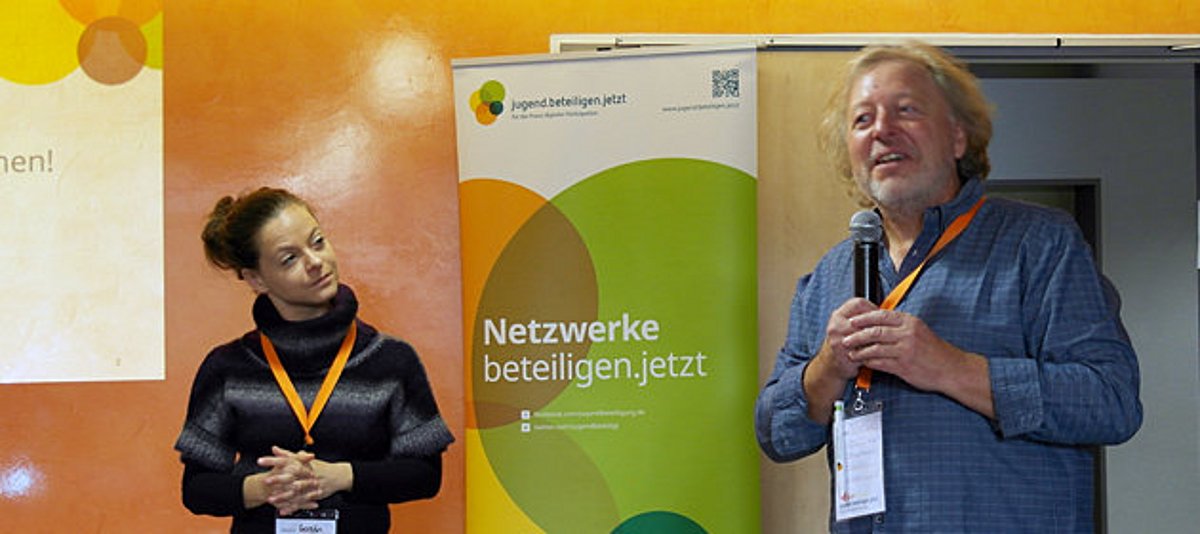 Kristin Narr und Jürgen Ertelt begrüßen die Teilnehmenden des Barcamps in Köln