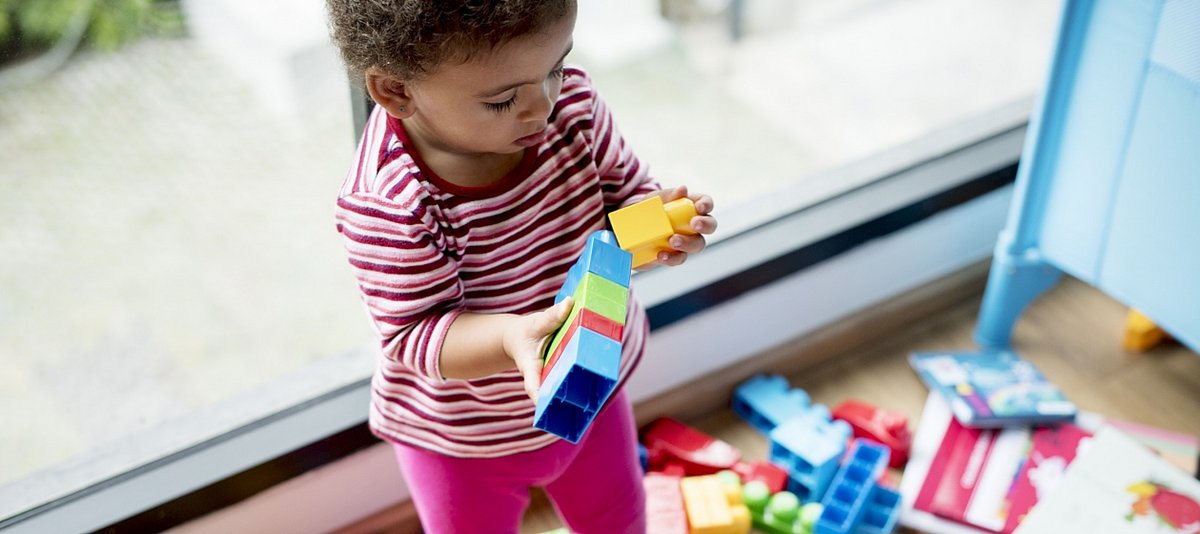 Ein kleines Kind spielt mit Legosteinen