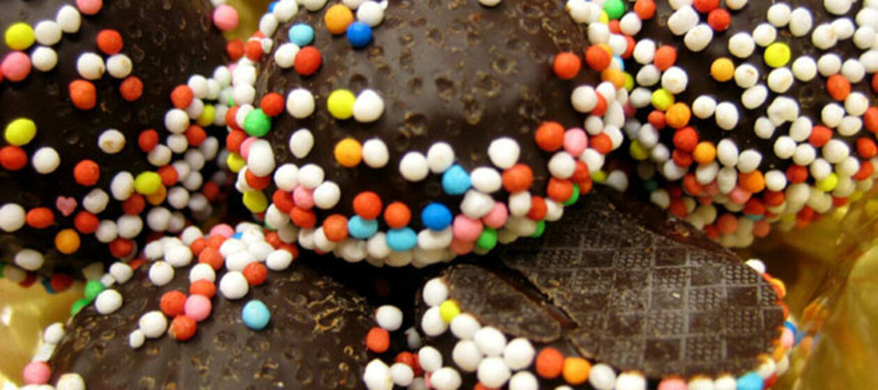 Schokoladenkugeln mit bunten Zuckerperlen
