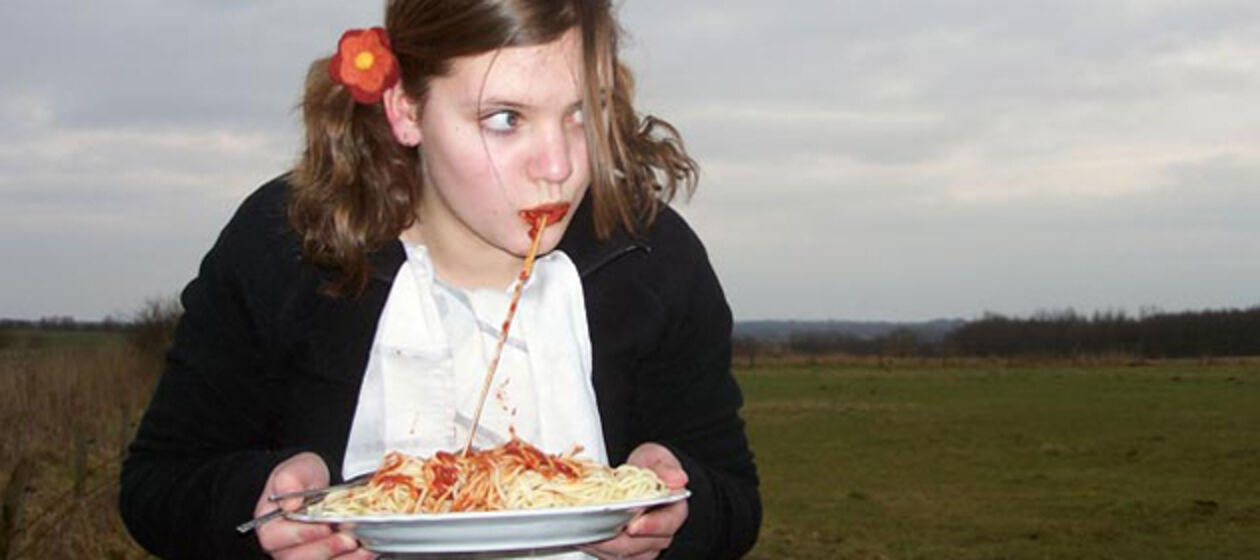 Mädchen isst Spagetti