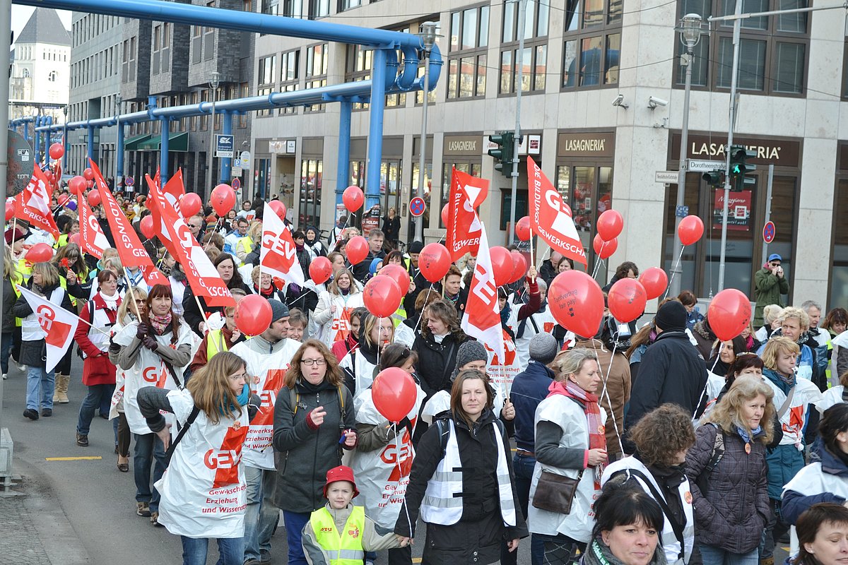 Riesige Demonstration der GEW und Verdi am 6. März 2013 im Rahmen des ganztägigen Warnstreicks der beim Land Berlin