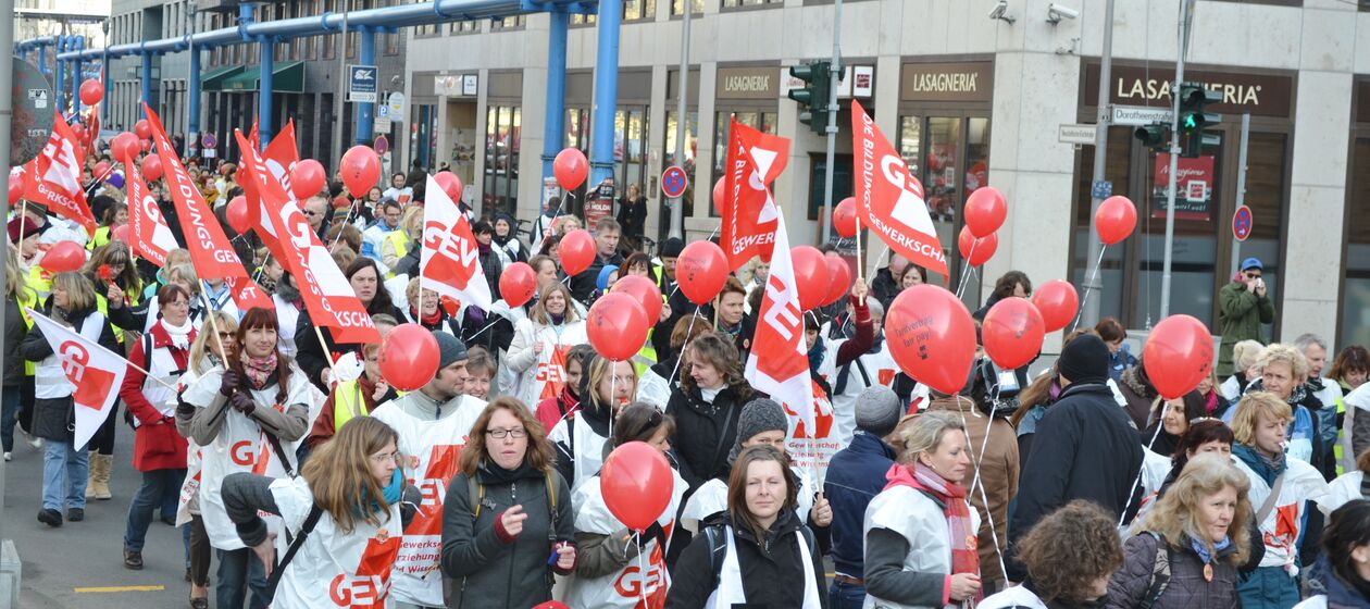 Riesige Demonstration der GEW und Verdi am 6. März 2013 im Rahmen des ganztägigen Warnstreicks der beim Land Berlin