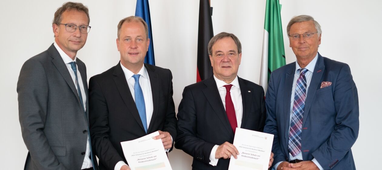 Wolfgang Bosbach und Dr. Robert Orth haben Ministerpräsident Armin Laschet und stellvertretendem Ministerpräsidenten Dr. Joachim Stamp die Handlungsempfehlungen für besseren Schutz vor Kindesmissbrauch übergeben