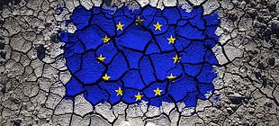 Auf ausgetrocknete Erde ist die europäische Flagge gemalt