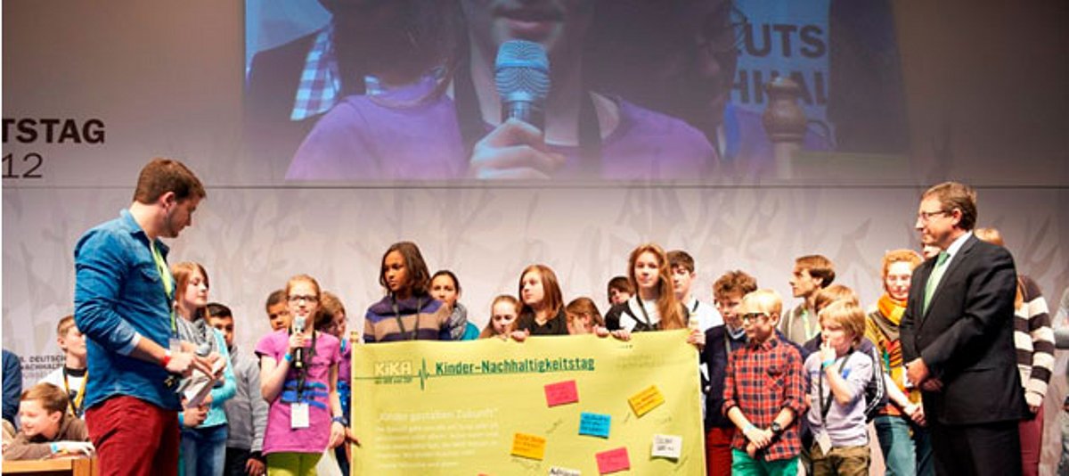 50 Kinder übergeben Deklaration an Achim Steiner (UNEP).