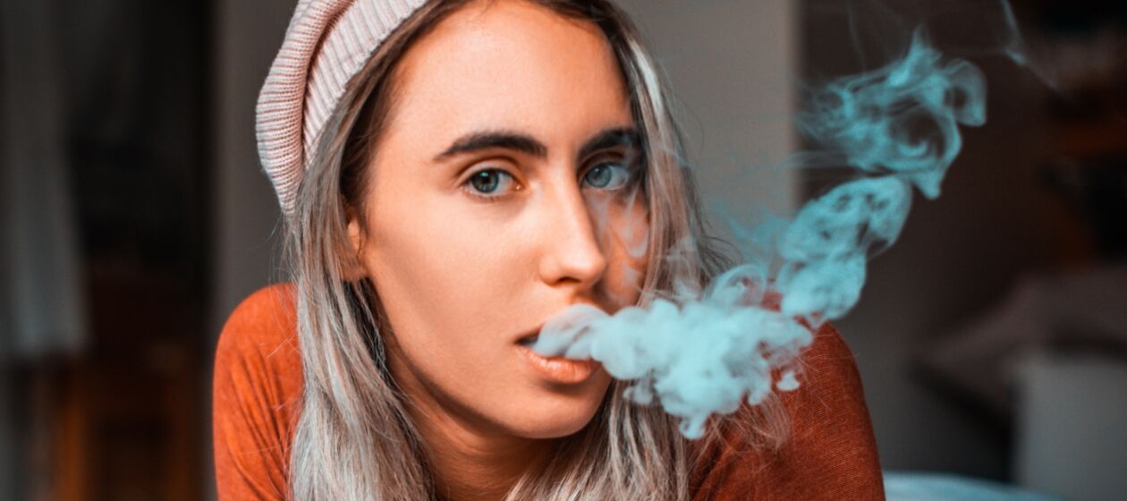 Junges Deutsches Girl Zeigt, Wie Sie Raucht