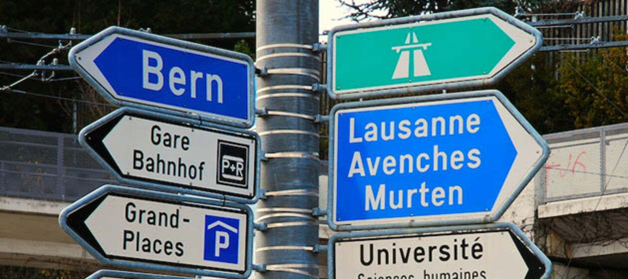 Ein Straßenschild mit schweizer Städtenamen