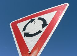 Warnschild Kreisverkehr