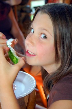 Mädchen isst Wassermelone
