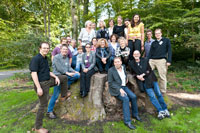 Gruppenbild der Teilnehmenden auf einem Baumstamm, Foto: Oliver Volke