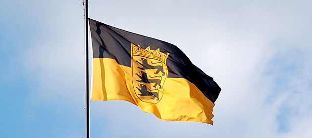 Die Flagge des Landes Baden-Württemberg weht im Wind