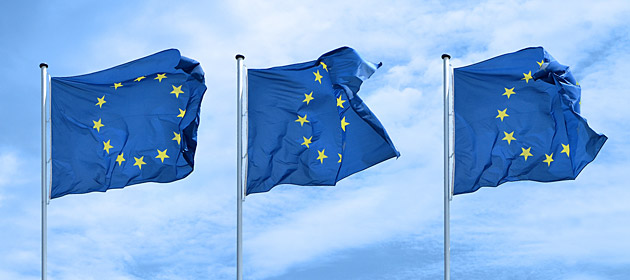 Drei EU-Flaggen wehen im Wind